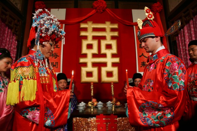 Жених ― из Франции, а невеста ― из Китая празднуют свадьбу в китайском стиле, 5 мая 2007 г., Пекин, Китай. Фото: China Photos/Getty Images