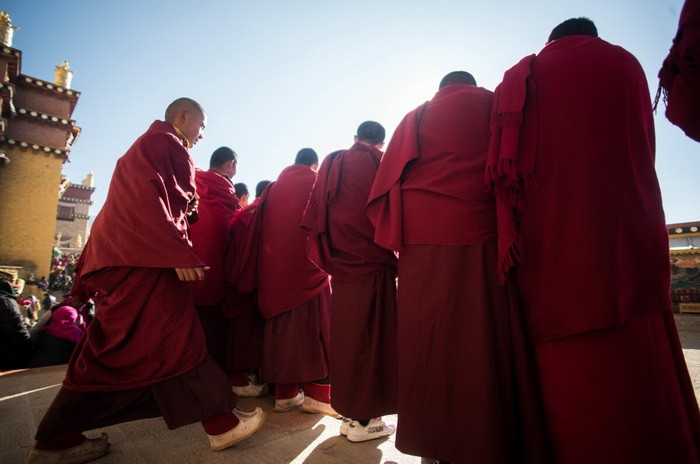 Китайские власти заставили монахов и тибетцев присутствовать при сносе статуи Будды