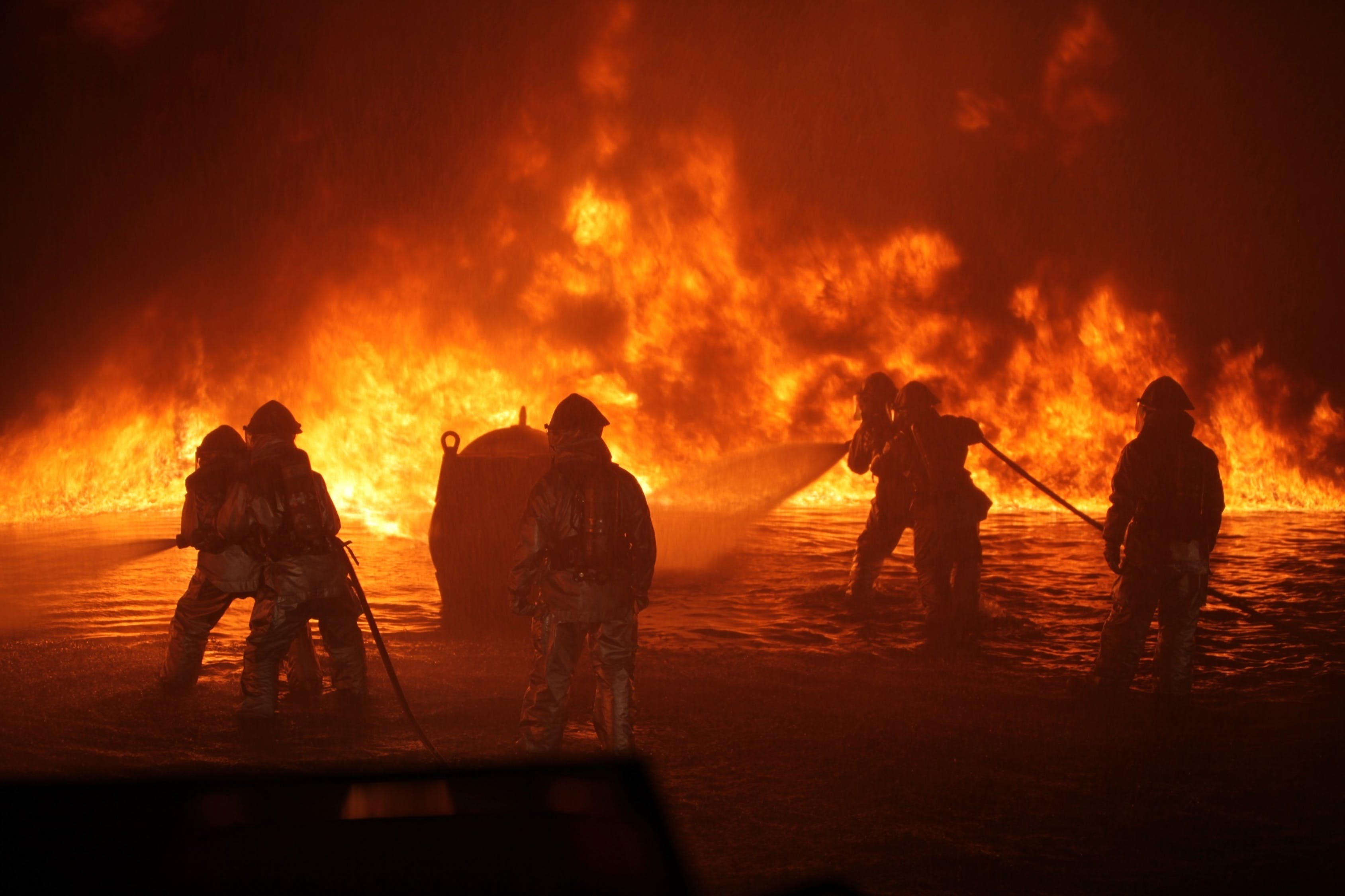 Фото тушения пожара пожарниками