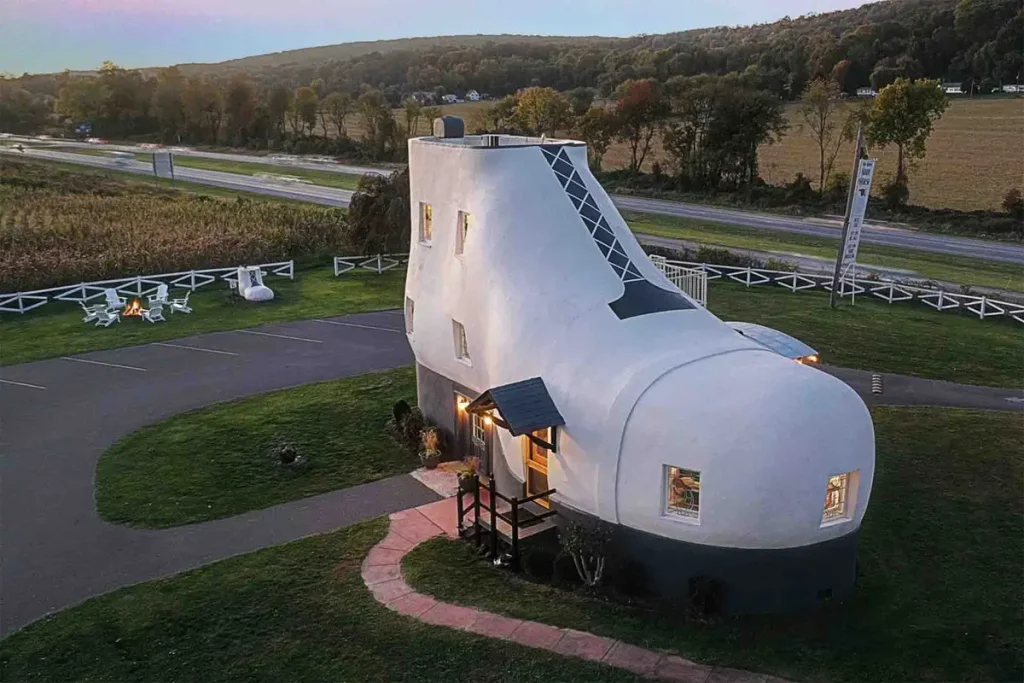 Успешный бизнесмен построил гигантский Дом обуви, который теперь стал гостиницей