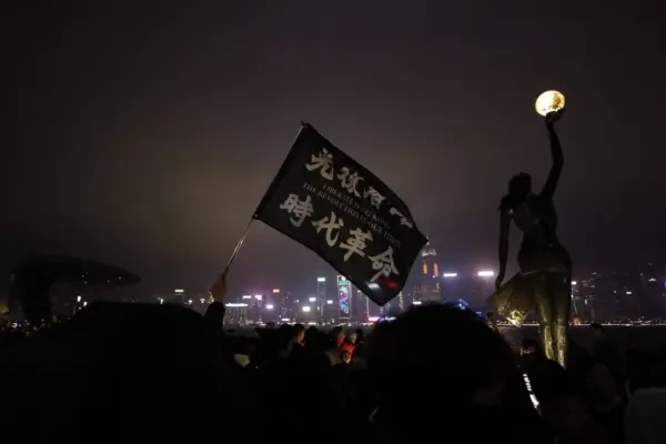 Предприятия в Гонконге закрываются под давлением властей