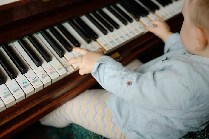 Гавриил: поклонники 2-летнего пианиста в России говорят, что он станет вторым Моцартом