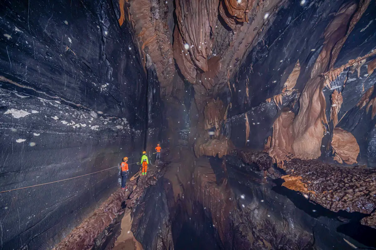  Спелеологи исследуют «висячее» озеро с плавающей скалой в огромной пещере Тхунг во Вьетнаме