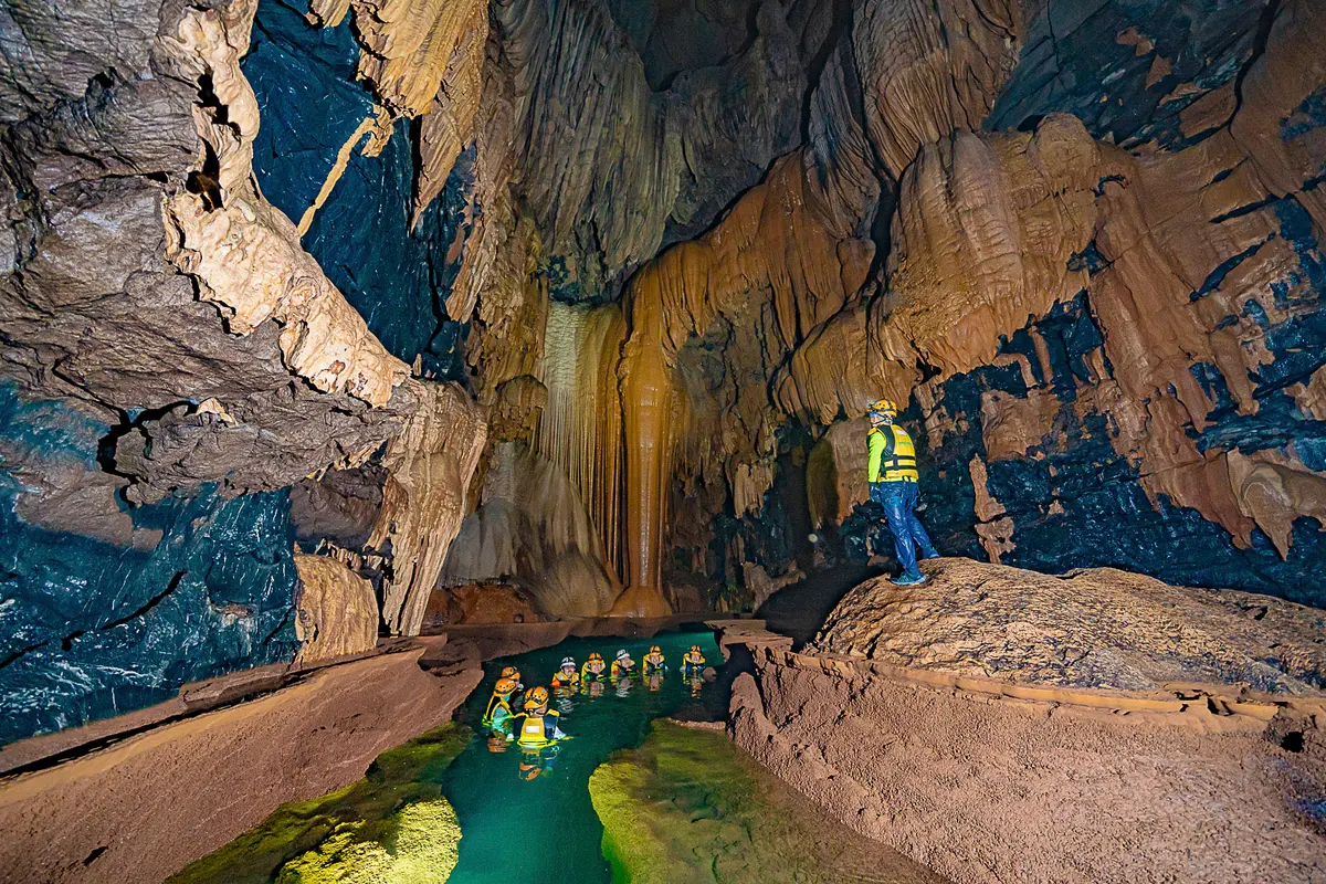  Спелеологи исследуют «висячее» озеро с плавающей скалой в огромной пещере Тхунг во Вьетнаме