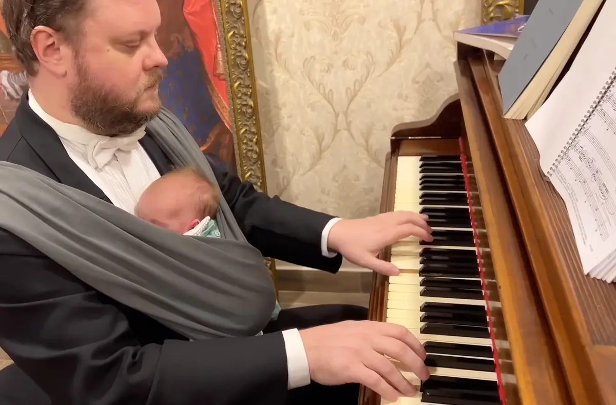 Музыкант сыграл двухмесячному сыну Баха. Реакция малыша и 7 млн поклонников отца согревает сердце