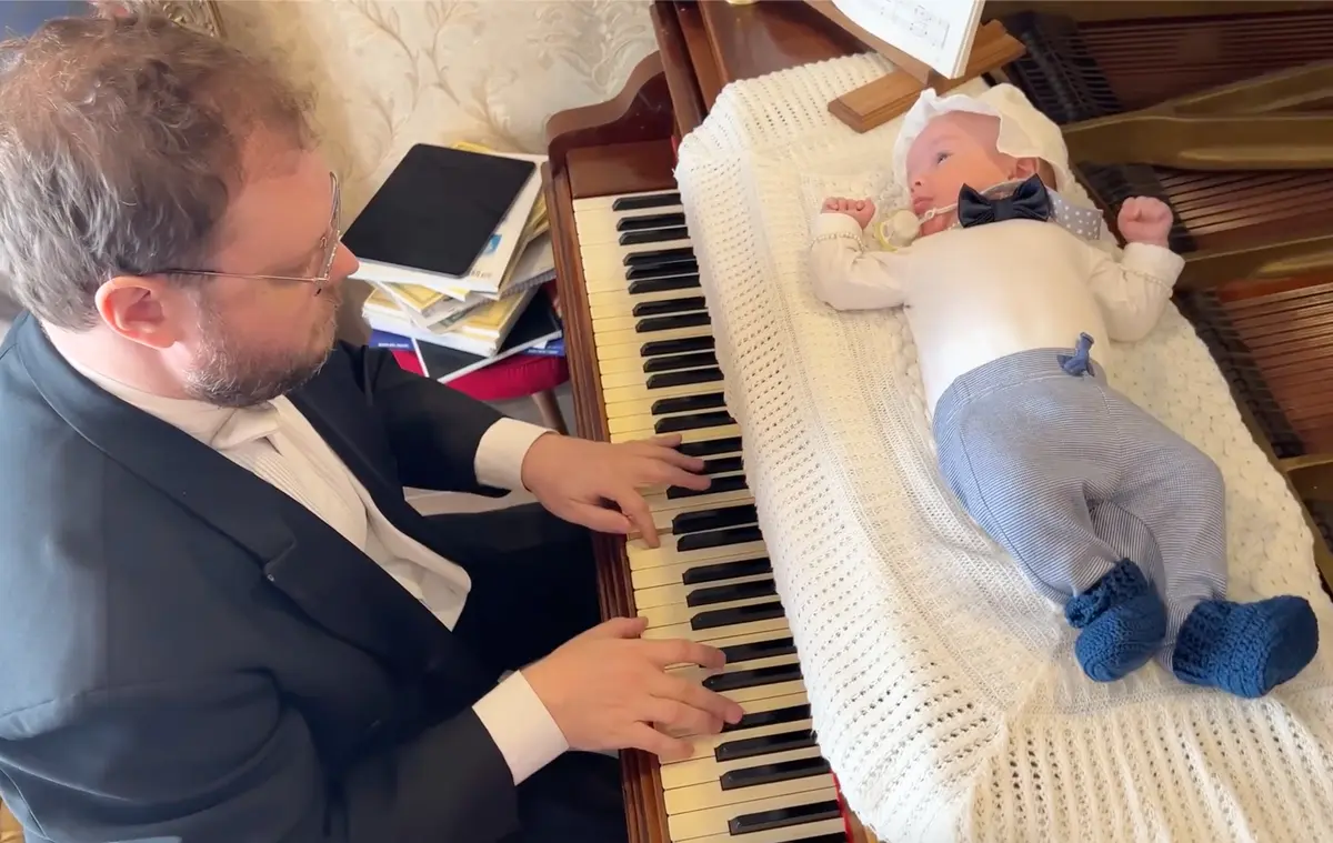 Музыкант сыграл двухмесячному сыну Баха. Реакция малыша и 7 млн поклонников отца согревает сердце