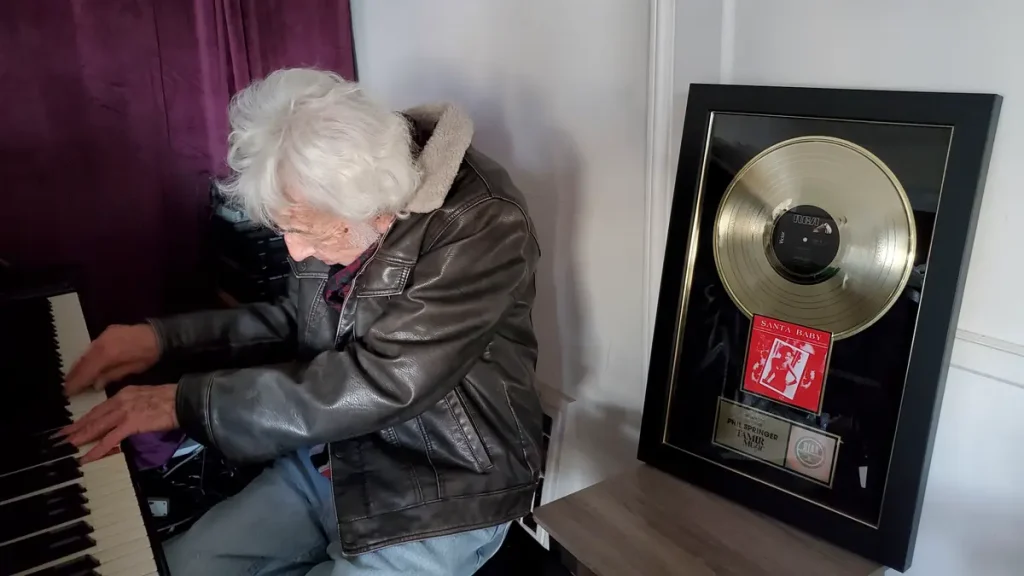Музыкант получил премию за исполнение «Лунной сонаты». Ему 98 лет